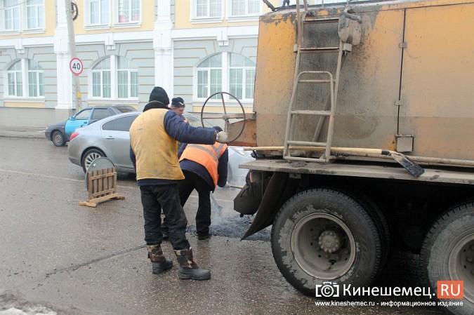 В центре Кинешмы приступили к ямочному ремонту дороги фото 7