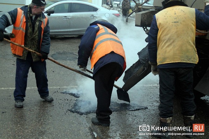 В центре Кинешмы приступили к ямочному ремонту дороги фото 5