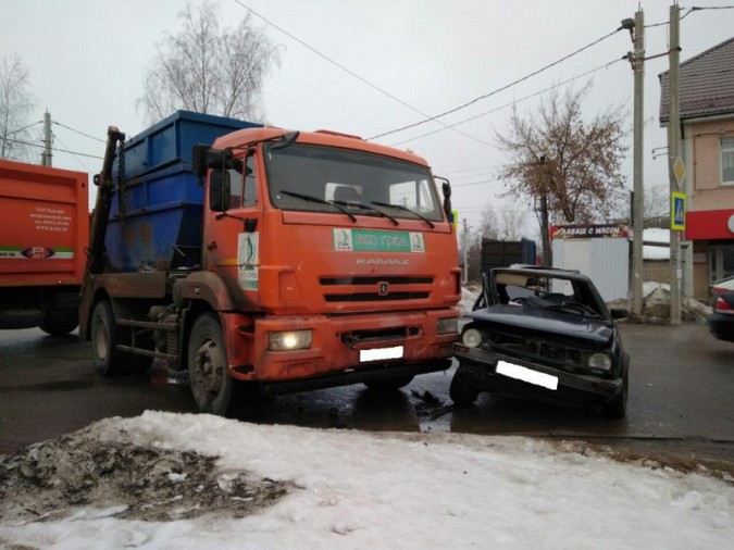 В столкновении «Фольксвагена» и «КАМАЗа» в Иванове погибла женщина фото 2