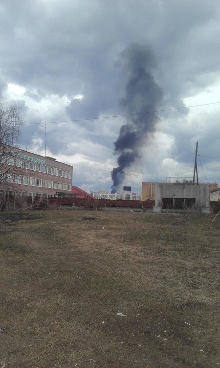 В Кинешме на территории воинской части тушили сухую траву фото 2