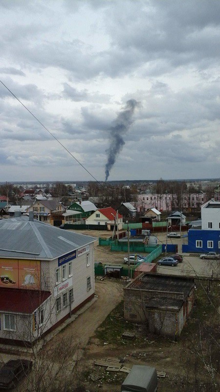 В Кинешме на территории воинской части тушили сухую траву фото 3