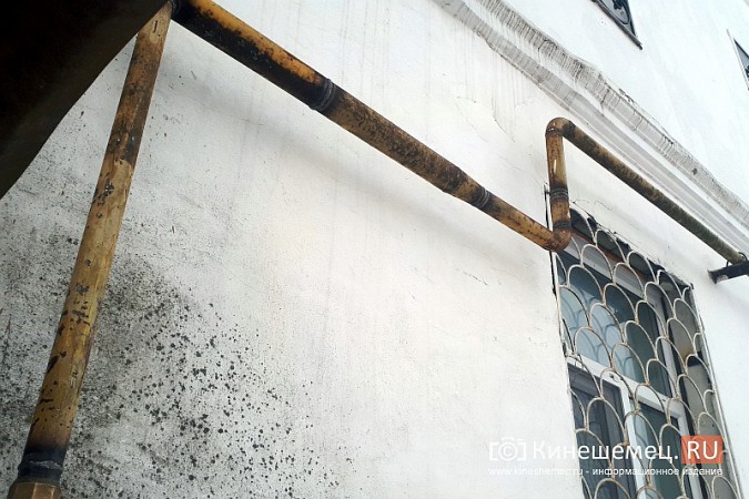 У подъезда многоквартирного дома в Кинешме рухнули ледяные глыбы фото 8