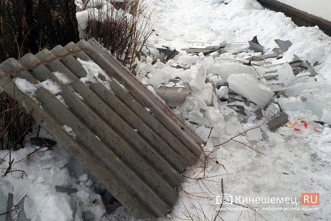 У подъезда многоквартирного дома в Кинешме рухнули ледяные глыбы фото 4