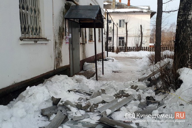 У подъезда многоквартирного дома в Кинешме рухнули ледяные глыбы фото 3