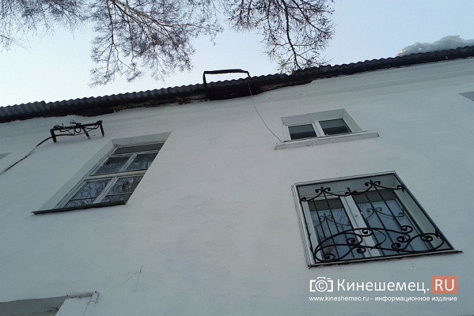 У подъезда многоквартирного дома в Кинешме рухнули ледяные глыбы фото 6