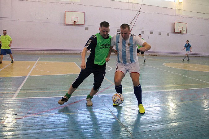 Судьба «золота» в чемпионате Кинешмы по мини-футболу решится в последнем туре фото 8