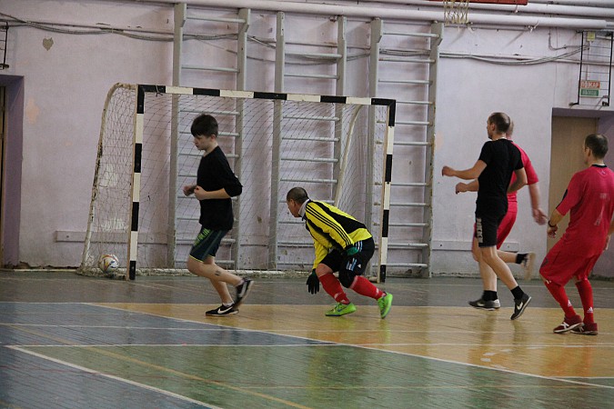 Судьба «золота» в чемпионате Кинешмы по мини-футболу решится в последнем туре фото 4