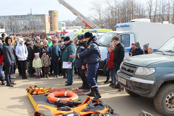 На площади Революции в Кинешме тушили условный пожар фото 7