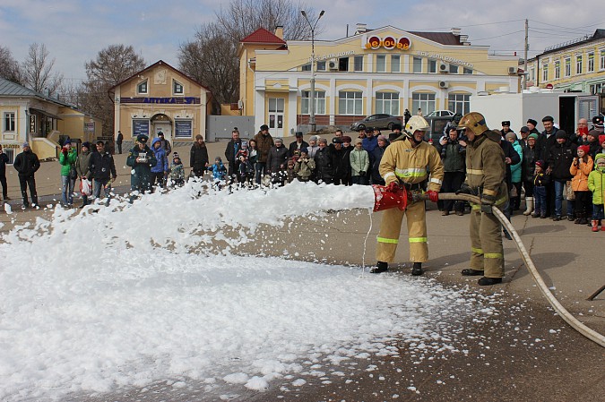 На площади Революции в Кинешме тушили условный пожар фото 2
