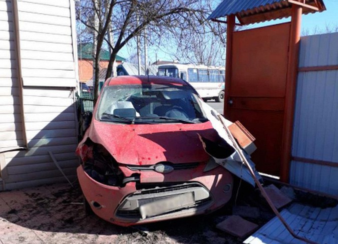 В Иванове по вине водителя автобуса «Ford» влетел в жилой дом фото 3