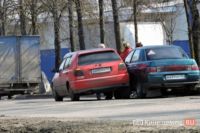 В Кинешме на улице Вичугской столкнулись «Volkswagen Golf» и «Lada» фото 3
