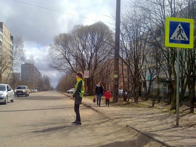 Школьники в Кинешме запрещали жителям переходить через дорогу фото 3
