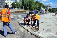 На входе в парк культуры большегруз повредил опору освещения