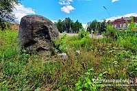 Камень адмиралу Невельскому в Кинешме встретил День ВМФ в полном запустении