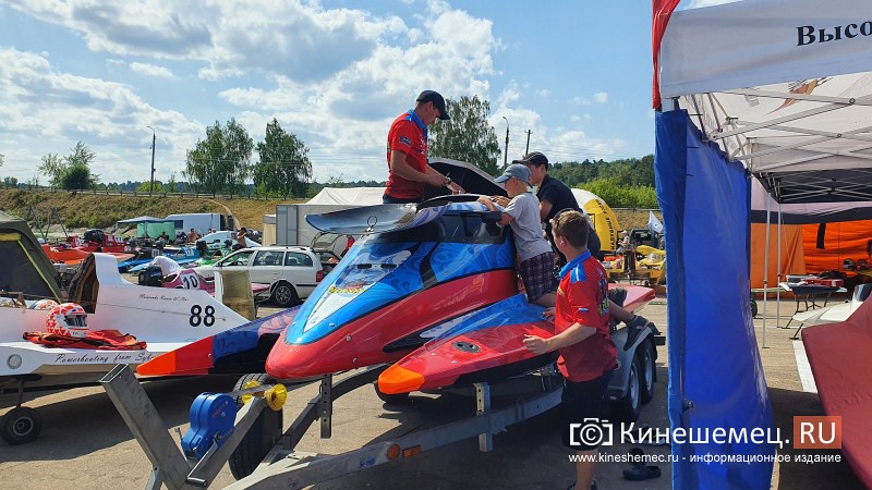 В Кинешме заезды на уникальных водных болидах «Формулы 2» посвятят Герою России Илье Сизову