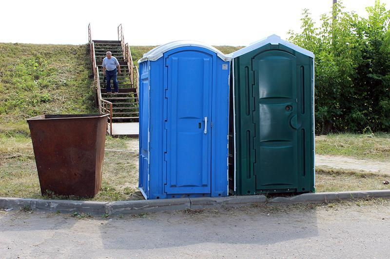 Для зрителей соревнований по водно-моторному спорту установлены туалеты и мусорные контейнеры
