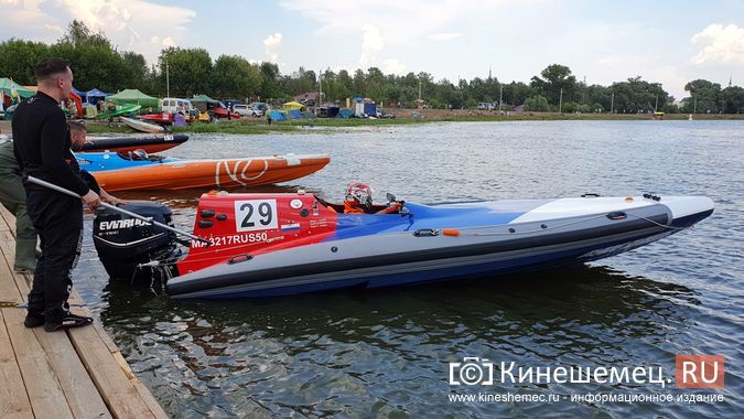 На соревнованиях по водно-моторному спорту в Кинешме прошли гонки на надувных «Рибах»