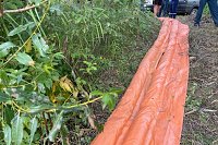 На месте разлива мазута на Мере установят дополнительные боновые заграждения