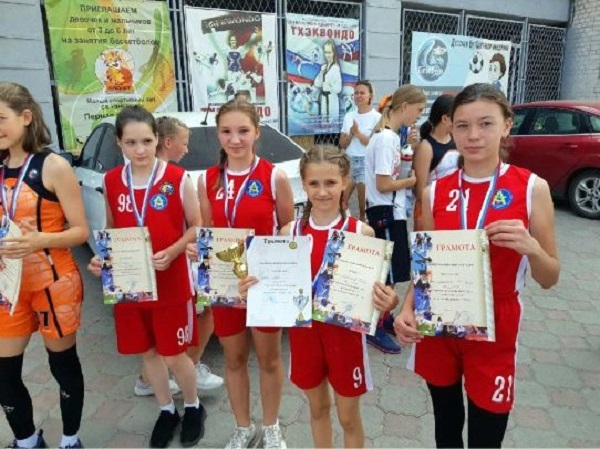 Воспитанницы Александра Мишурова выиграли первенство области по стритболу