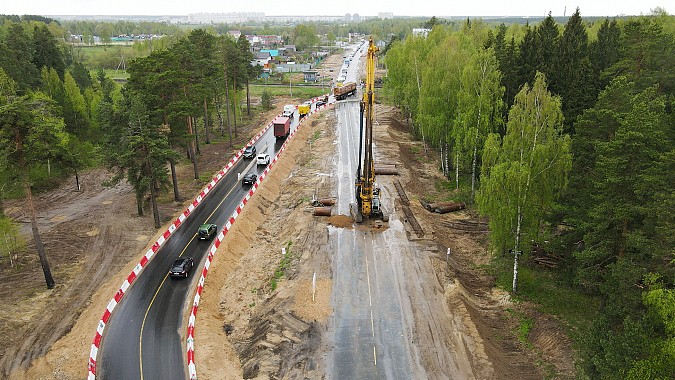 Строители путепровода на въезде в Иваново устанавливают элементы свайного фундамента