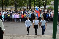 В школах Кинешмы начали еженедельно выносить флаг России