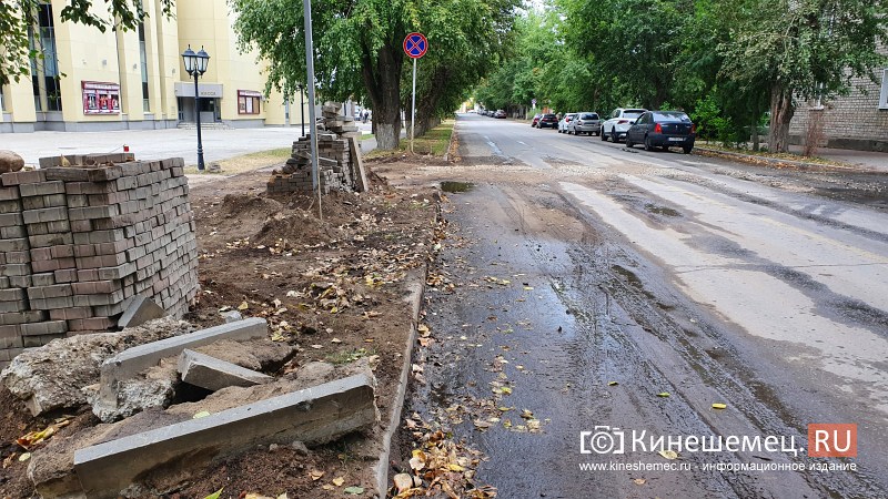 Кто и зачем разворотил дорогу и тротуар у театра и храма на ул.Советской?
