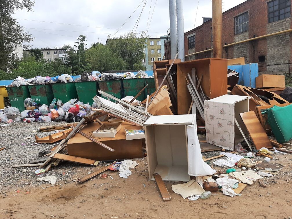 С контейнерной площадки на «Чкаловском» несколько дней не вывозят мусор