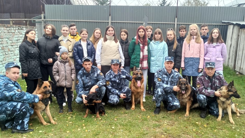 Кинологи кинешемской ИК-4 показали ученикам Дьячевской средней школы свою работу