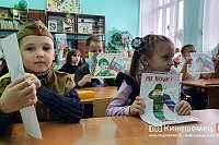 Дети школы №1 передали рисунки землякам - участникам спецоперации на Украине