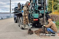 На центральном причале Кинешмы специалисты производят бурение для исследования грунта