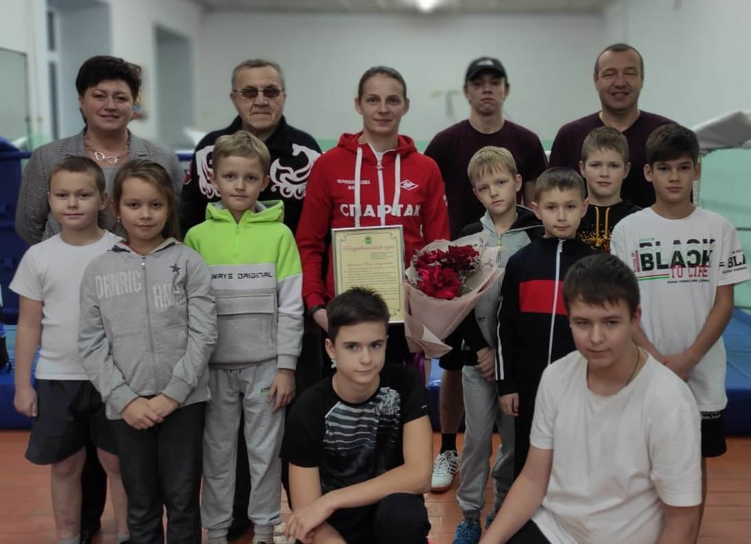 Руководители Кинешмы поздравили Юлию Чернобородову с серебром Чемпионата России по боксу