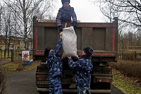 Сотрудники ИК №4 УФСИН помогли убрать территорию детский сад поселка Октябрьский