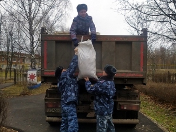 Сотрудники ИК №4 УФСИН помогли убрать территорию детский сад поселка Октябрьский