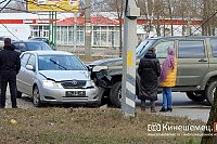 В жесткой аварии на светофоре на «Чкаловском» столкнулись УАЗ Патриот и Toyota Corolla