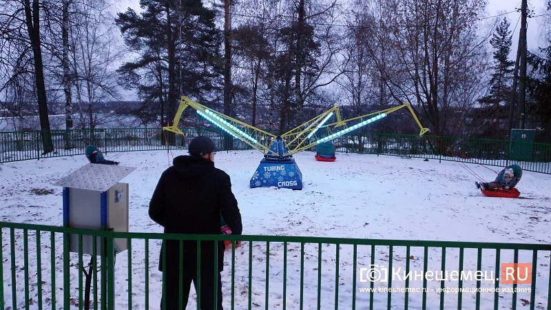 В центральном парке Кинешмы установили аттракцион «Тюбинг-кросс» для катания на «ватрушках»