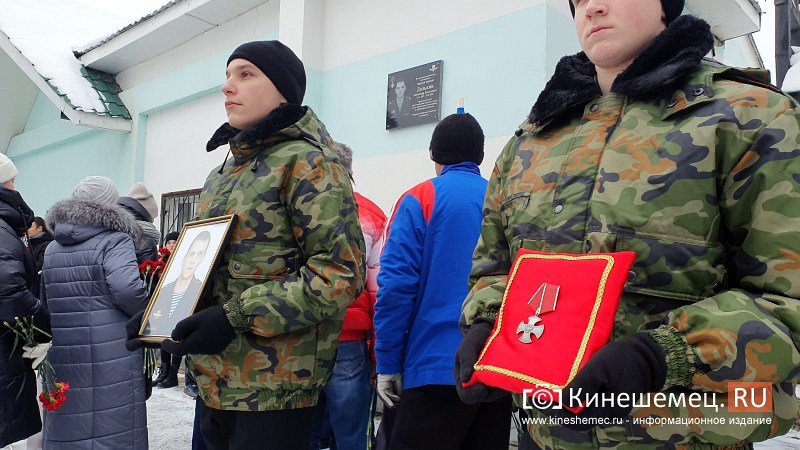В Кинешме открыли мемориальную доску в честь героя-десантника, биатлониста Александра Долькина
