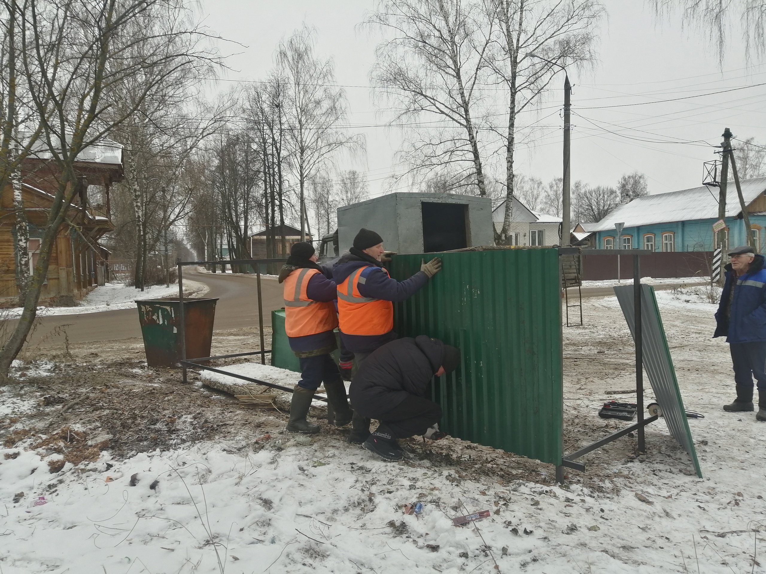 На улице Кривоногова УГХ благоустроило контейнерную площадку