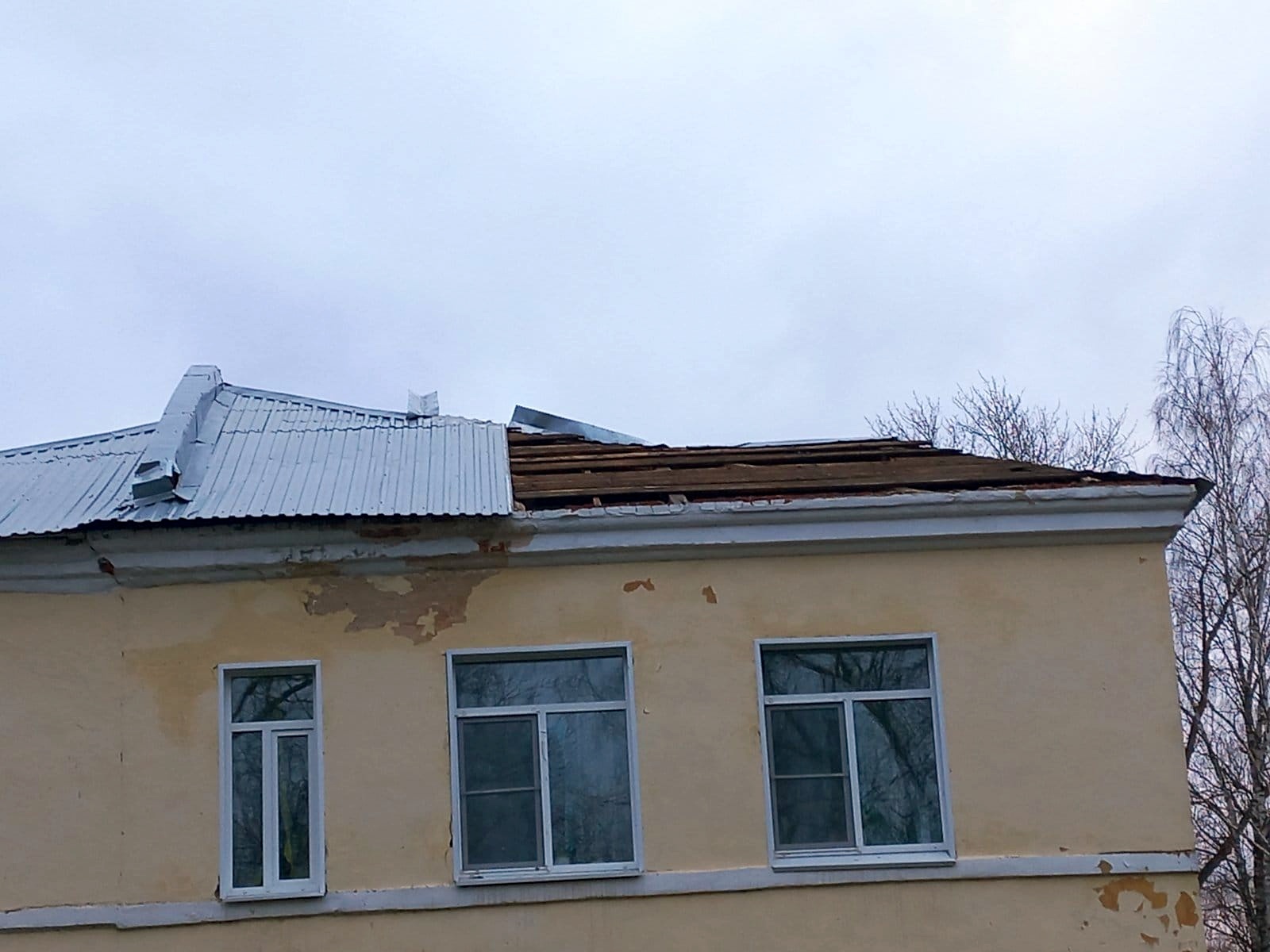 Предприниматель Александр Суровой восстановил оторванную ветром кровлю детского сада №34