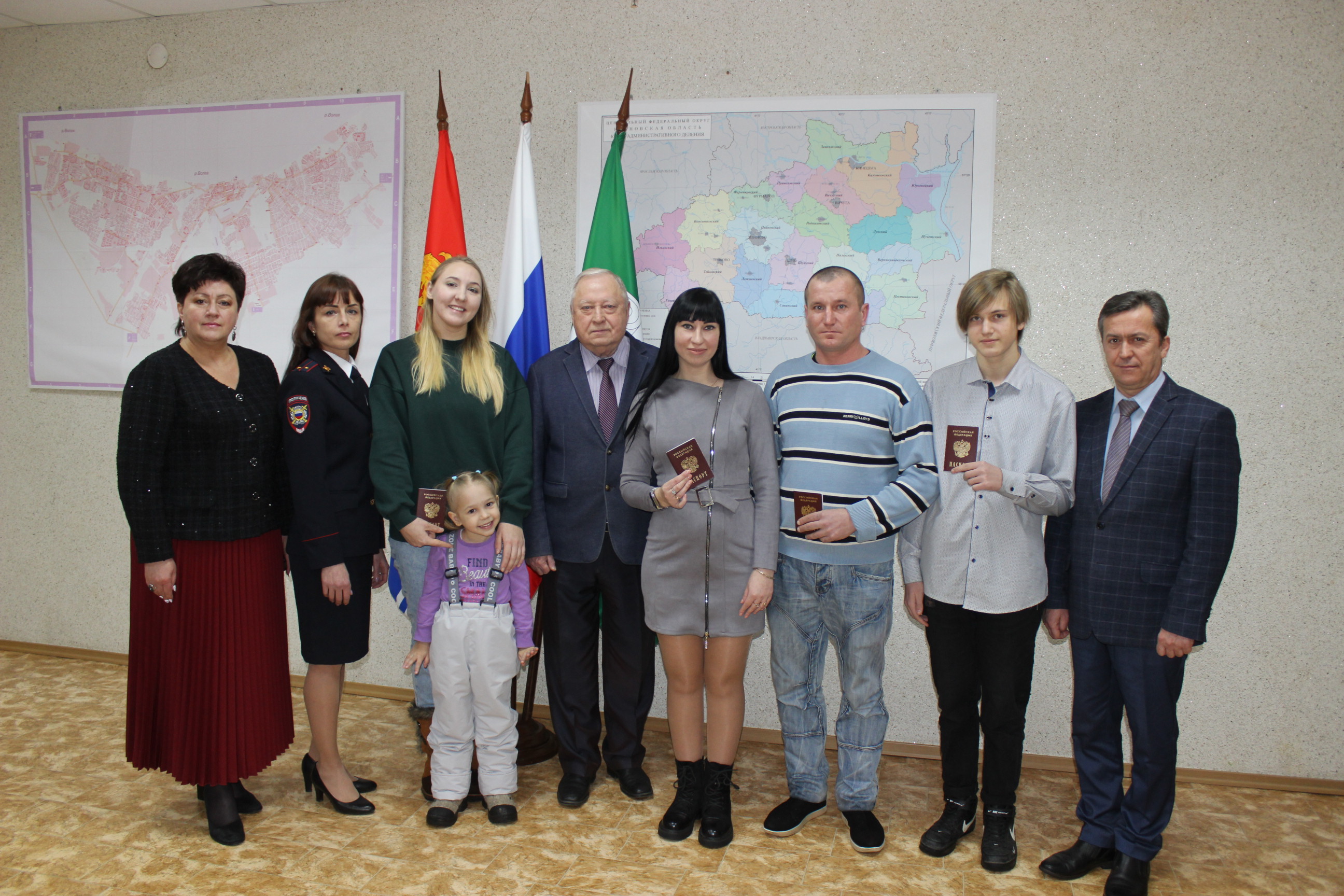 Глава Кинешмы вручил паспорта жителям новых регионов России