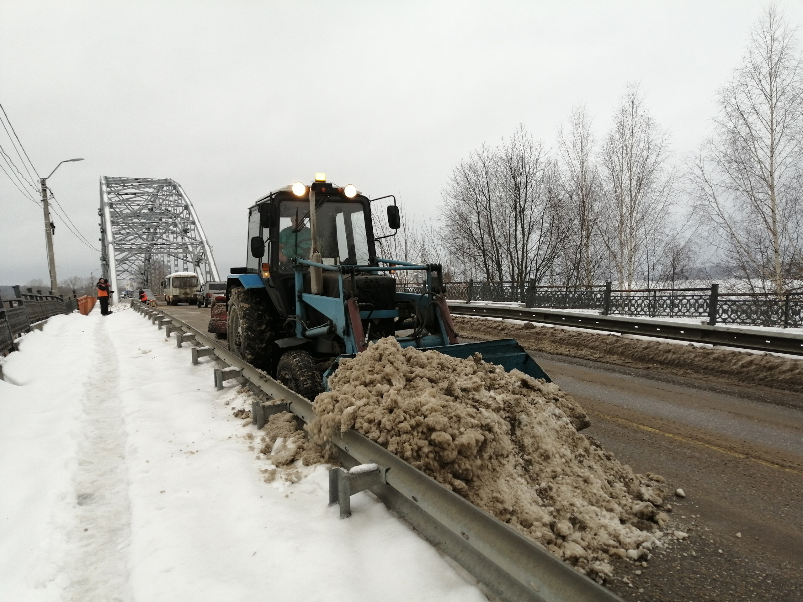 УГХ Кинешмы очистило от снега Никольский мост