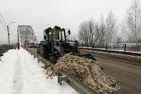 УГХ Кинешмы очистило от снега Никольский мост