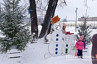 Вокруг главной новогодней ёлки Кинешмы обустраивают городок для встречи Деда Мороза