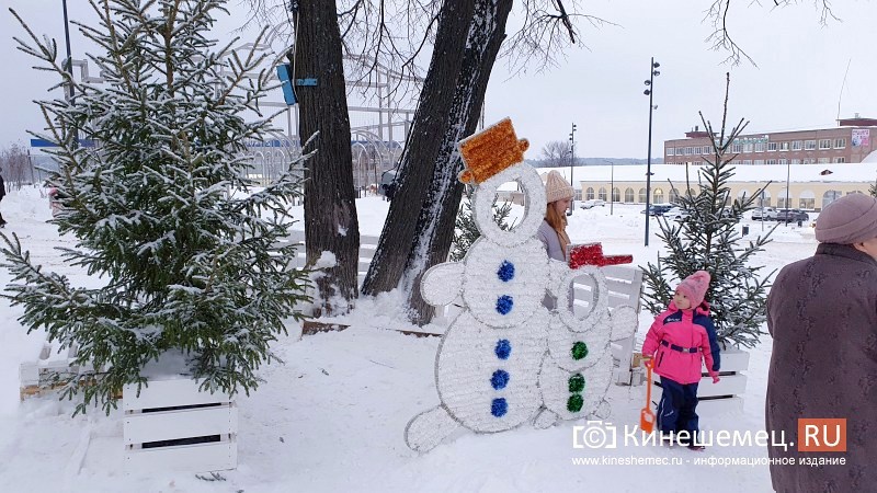 Вокруг главной новогодней ёлки Кинешмы обустраивают городок для встречи Деда Мороза