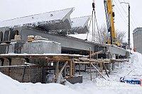 На опоры моста через Казоху монтируют пролётные конструкции