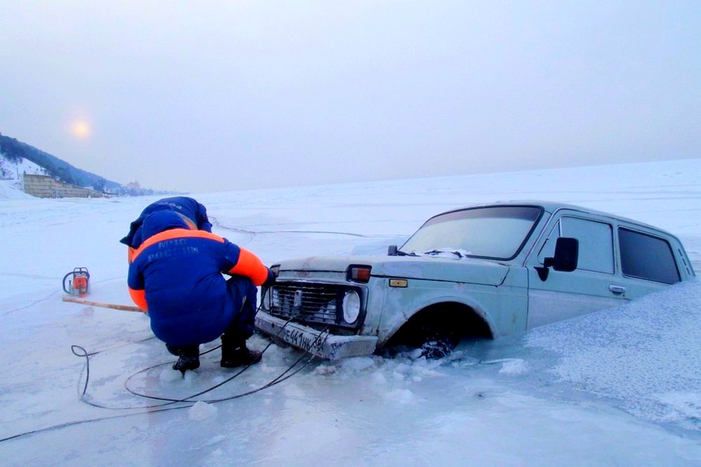 Спасатели Кинешмы рассказали, как выжить при провале автомобиля под лед