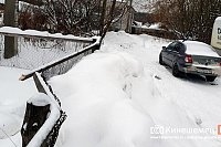 На ДХЗ «управляшка», убирая снег, сломала забор в частном доме