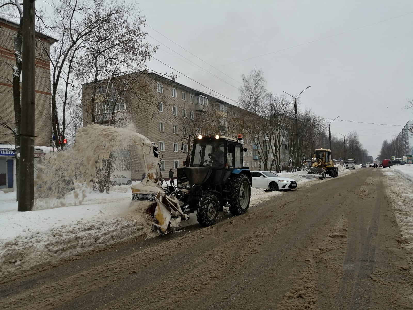 УГХ Кинешмы продолжает очищать город от снега