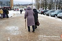 Небольшой мороз ожидаемо превратил тротуары Кинешмы в каток