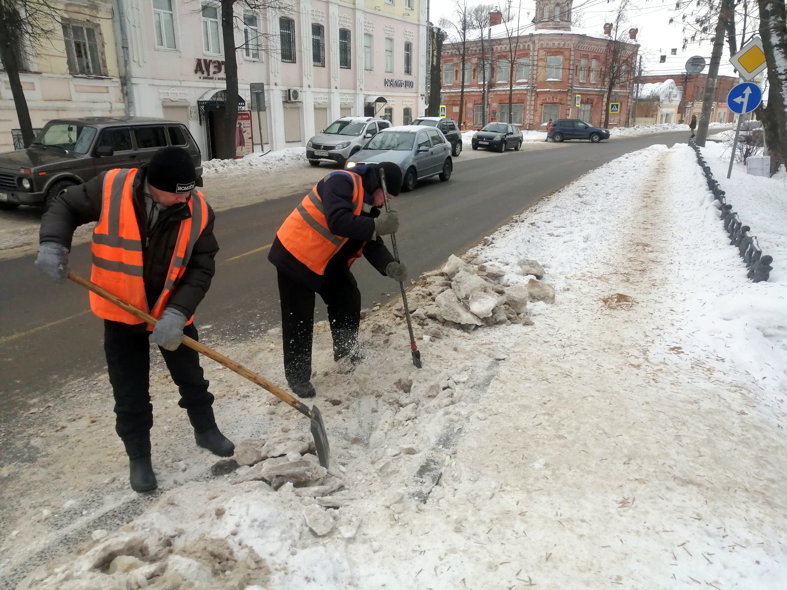 УГХ Кинешмы очищает от снега обочины дорог