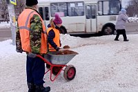 УГХ Кинешмы обрабатывает тротуары противогололёдной смесью